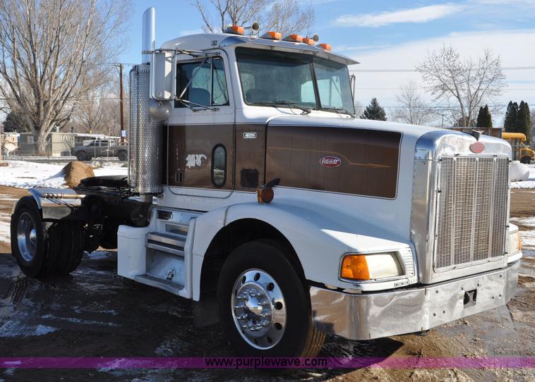 image for item G7094 1992 Peterbilt 377 truck cab and chassis