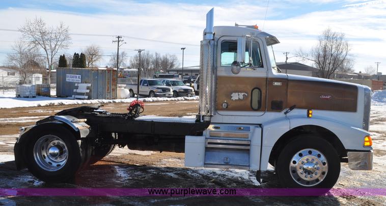 image for item G7094 1992 Peterbilt 377 truck cab and chassis