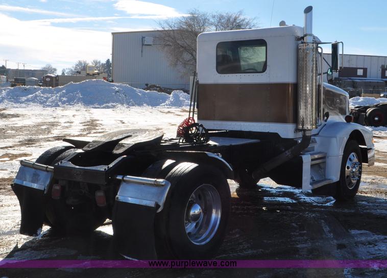 image for item G7094 1992 Peterbilt 377 truck cab and chassis