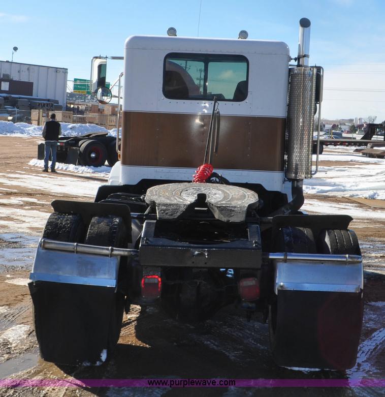 image for item G7094 1992 Peterbilt 377 truck cab and chassis