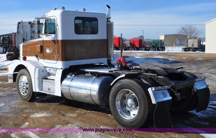 image for item G7094 1992 Peterbilt 377 truck cab and chassis
