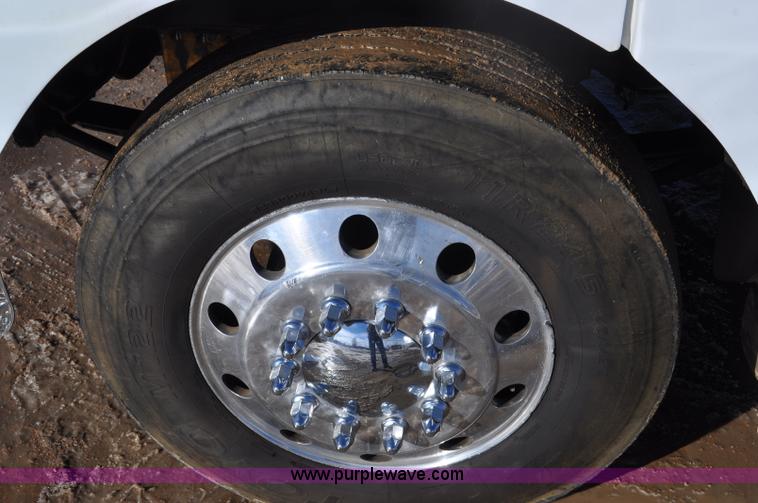 image for item G7094 1992 Peterbilt 377 truck cab and chassis