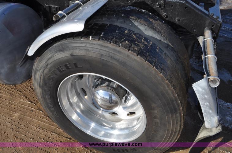 image for item G7094 1992 Peterbilt 377 truck cab and chassis