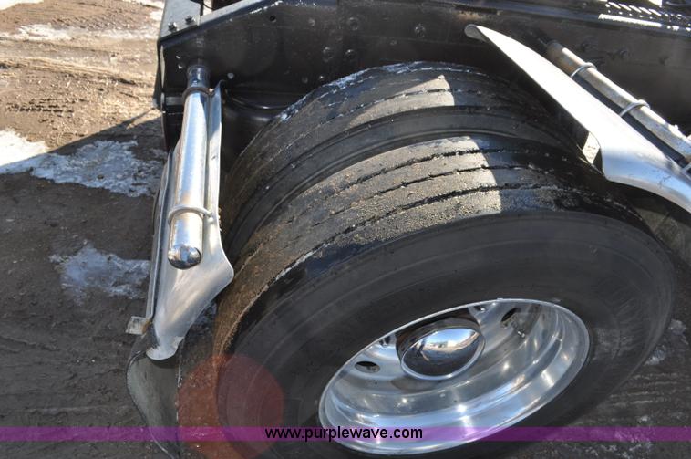 image for item G7094 1992 Peterbilt 377 truck cab and chassis