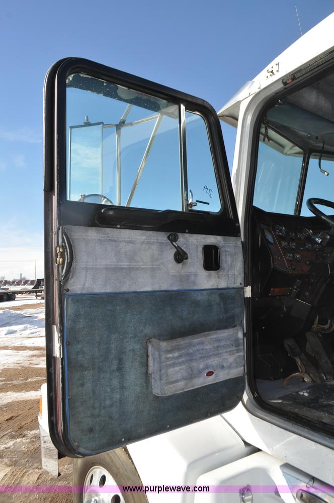 image for item G7094 1992 Peterbilt 377 truck cab and chassis