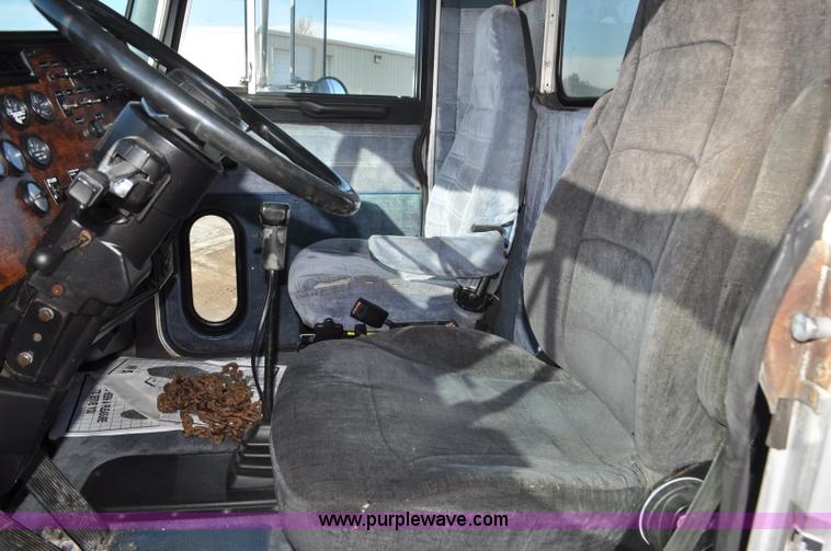 image for item G7094 1992 Peterbilt 377 truck cab and chassis