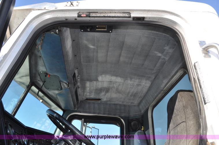 image for item G7094 1992 Peterbilt 377 truck cab and chassis