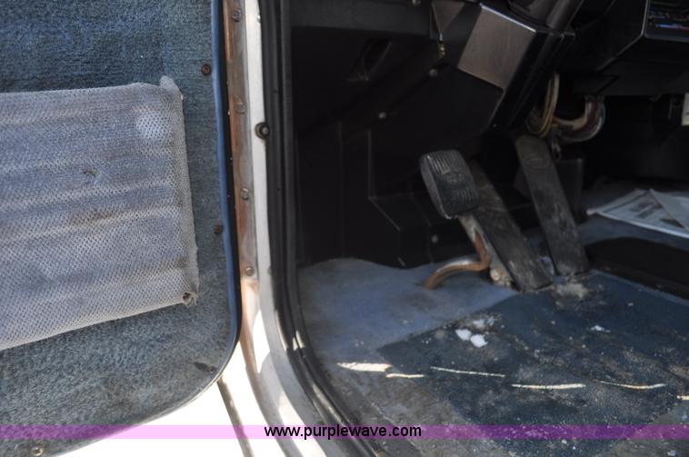 image for item G7094 1992 Peterbilt 377 truck cab and chassis