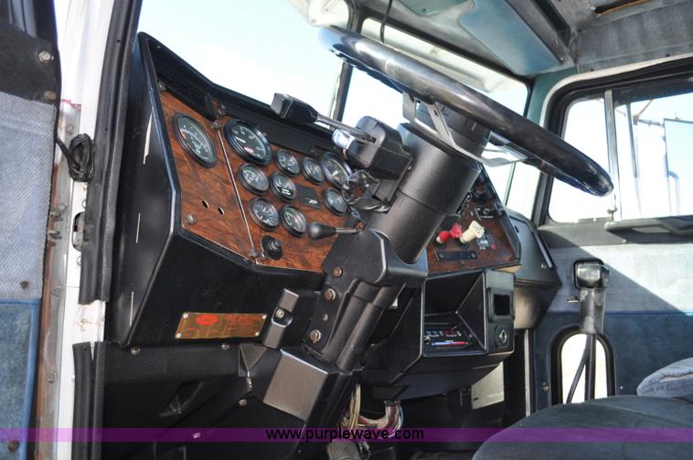image for item G7094 1992 Peterbilt 377 truck cab and chassis