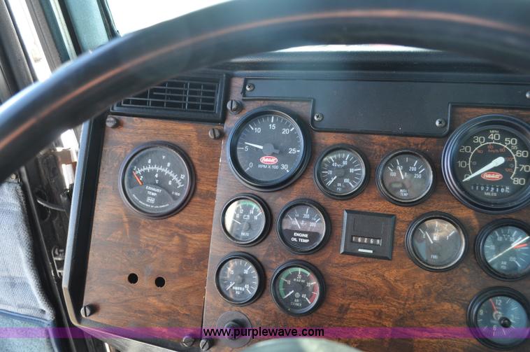 image for item G7094 1992 Peterbilt 377 truck cab and chassis