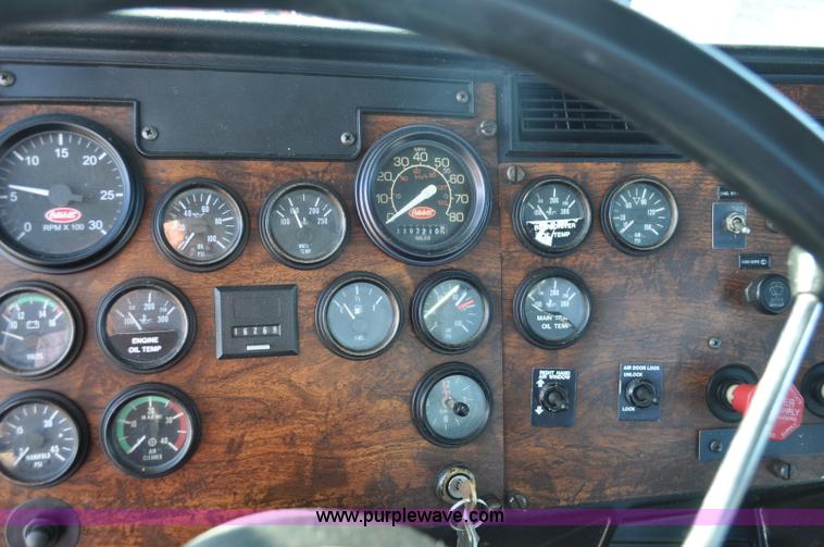 image for item G7094 1992 Peterbilt 377 truck cab and chassis