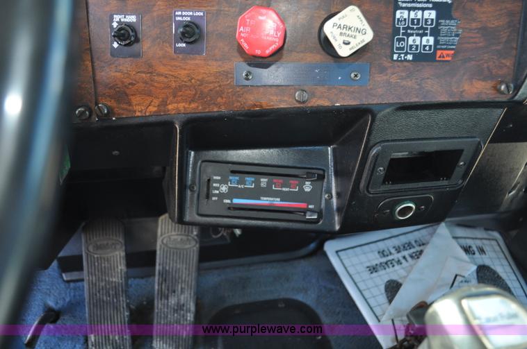 image for item G7094 1992 Peterbilt 377 truck cab and chassis