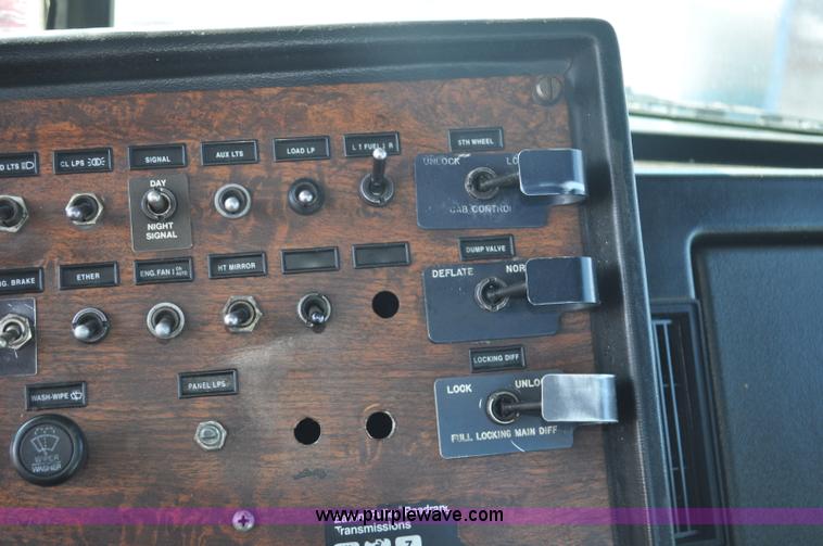 image for item G7094 1992 Peterbilt 377 truck cab and chassis