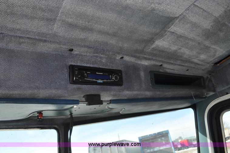 image for item G7094 1992 Peterbilt 377 truck cab and chassis