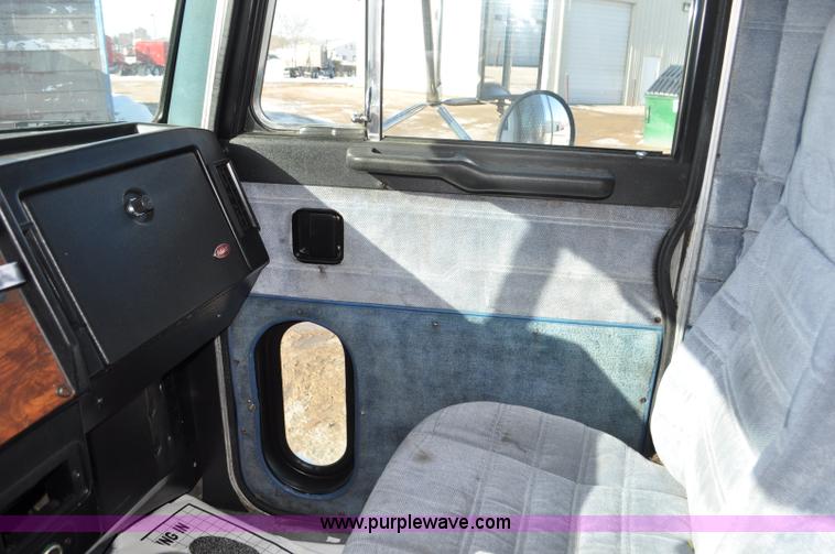 image for item G7094 1992 Peterbilt 377 truck cab and chassis