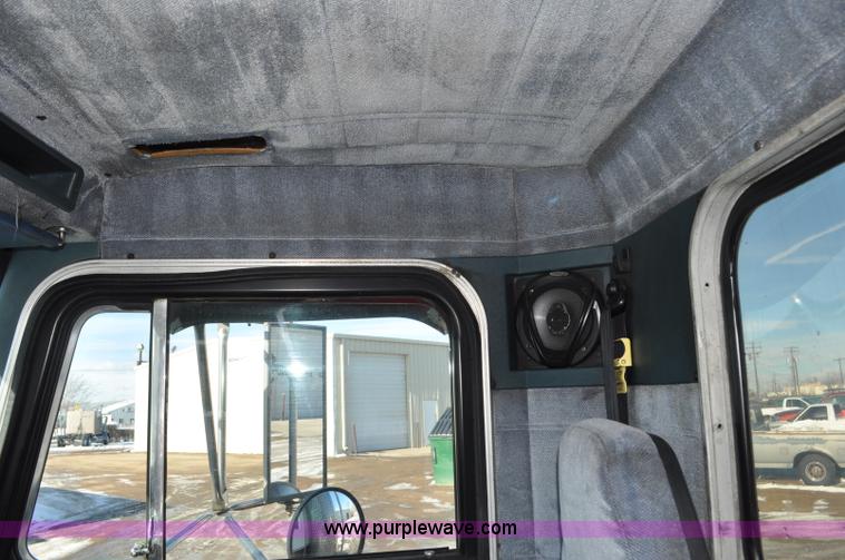 image for item G7094 1992 Peterbilt 377 truck cab and chassis