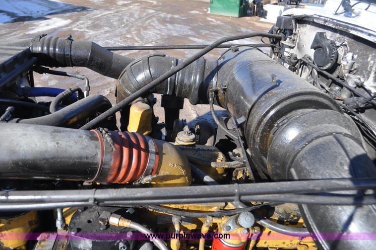 image for item G7094 1992 Peterbilt 377 truck cab and chassis