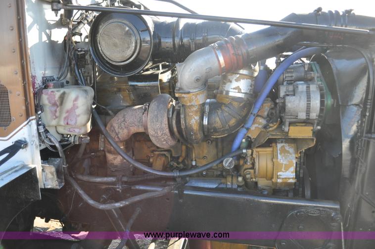 image for item G7094 1992 Peterbilt 377 truck cab and chassis