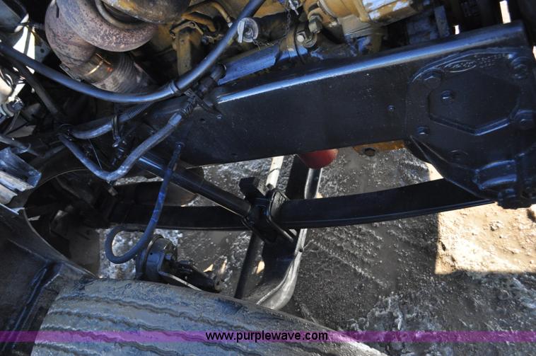 image for item G7094 1992 Peterbilt 377 truck cab and chassis