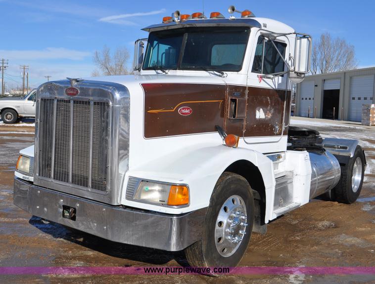 image for item G7094 1992 Peterbilt 377 truck cab and chassis