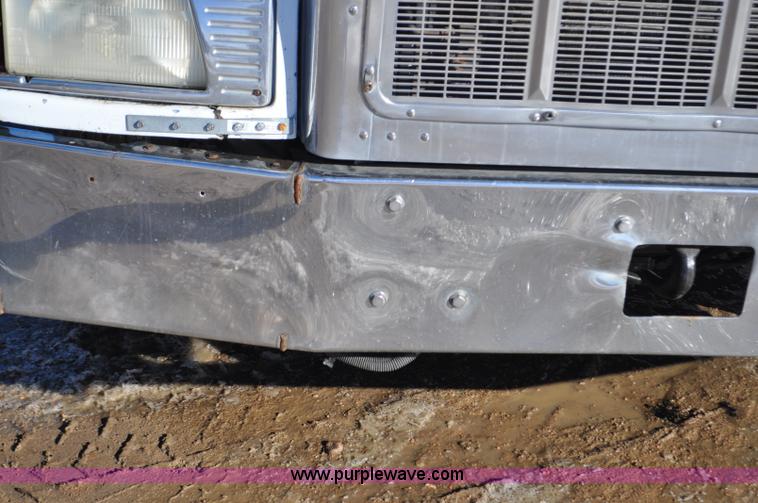 image for item G7094 1992 Peterbilt 377 truck cab and chassis