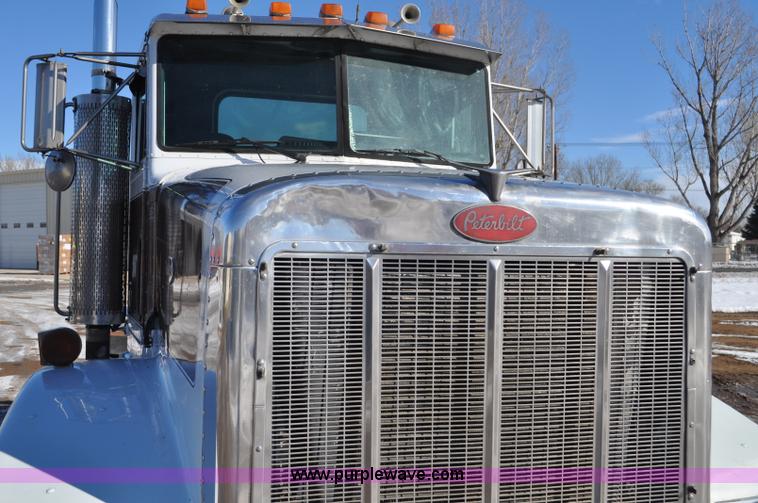 image for item G7094 1992 Peterbilt 377 truck cab and chassis