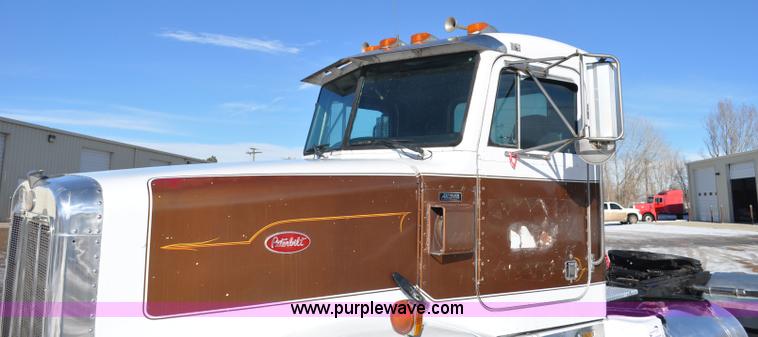 image for item G7094 1992 Peterbilt 377 truck cab and chassis