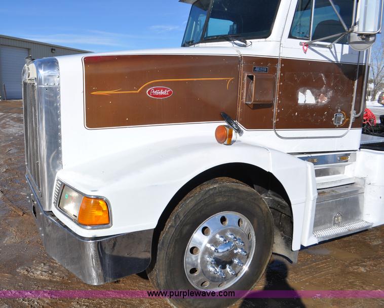 image for item G7094 1992 Peterbilt 377 truck cab and chassis