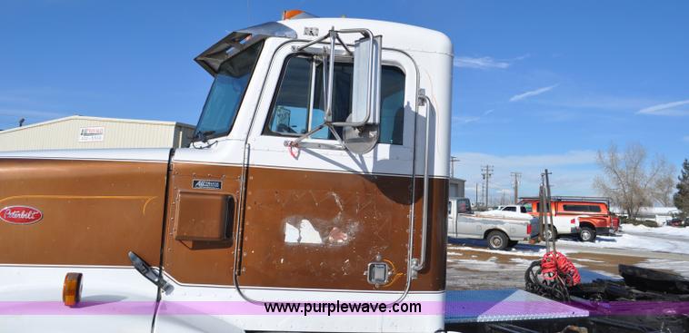 image for item G7094 1992 Peterbilt 377 truck cab and chassis