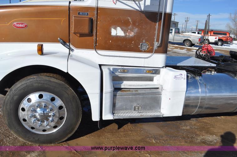 image for item G7094 1992 Peterbilt 377 truck cab and chassis