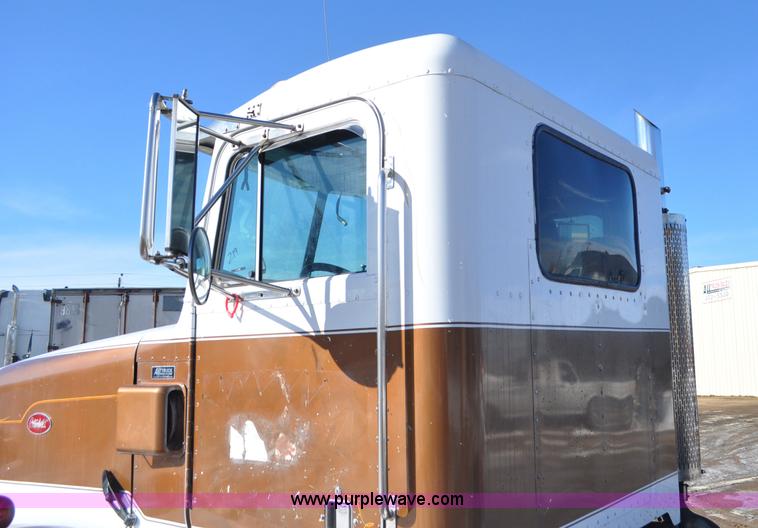 image for item G7094 1992 Peterbilt 377 truck cab and chassis