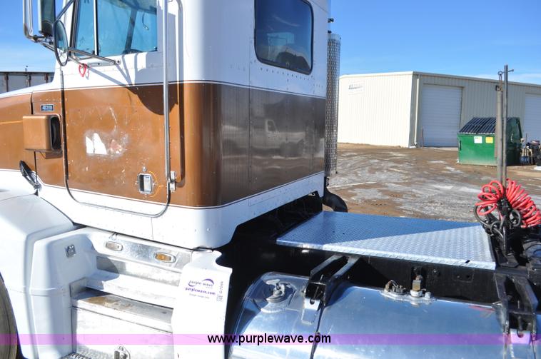 image for item G7094 1992 Peterbilt 377 truck cab and chassis