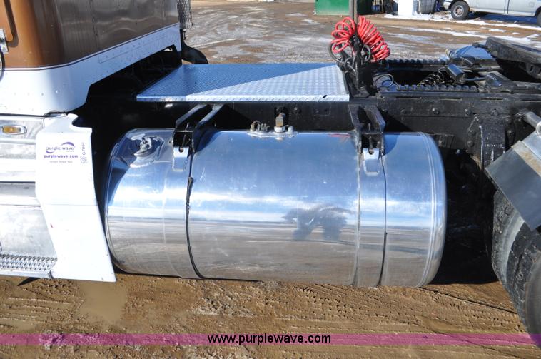 image for item G7094 1992 Peterbilt 377 truck cab and chassis