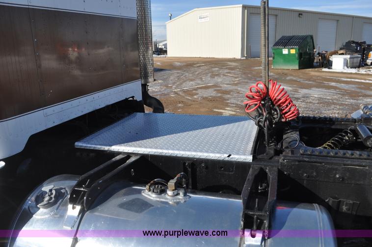 image for item G7094 1992 Peterbilt 377 truck cab and chassis