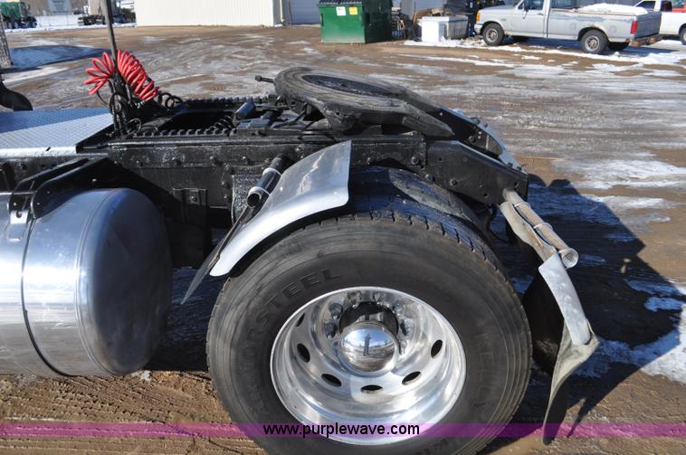 image for item G7094 1992 Peterbilt 377 truck cab and chassis