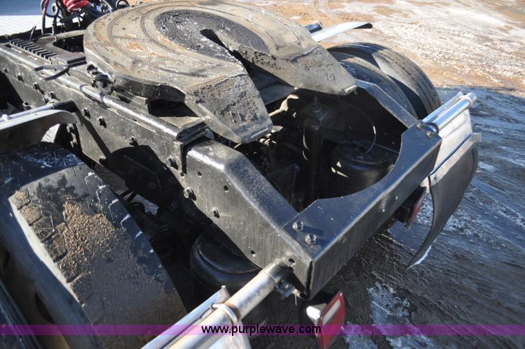 image for item G7094 1992 Peterbilt 377 truck cab and chassis