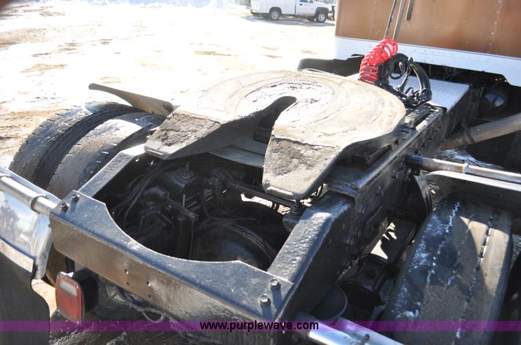 image for item G7094 1992 Peterbilt 377 truck cab and chassis