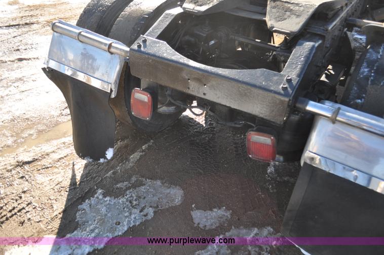 image for item G7094 1992 Peterbilt 377 truck cab and chassis