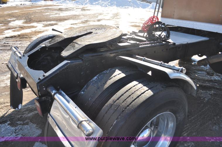 image for item G7094 1992 Peterbilt 377 truck cab and chassis