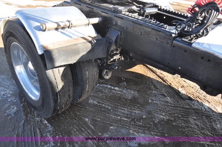 image for item G7094 1992 Peterbilt 377 truck cab and chassis