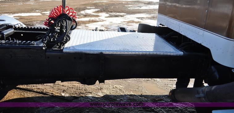 image for item G7094 1992 Peterbilt 377 truck cab and chassis