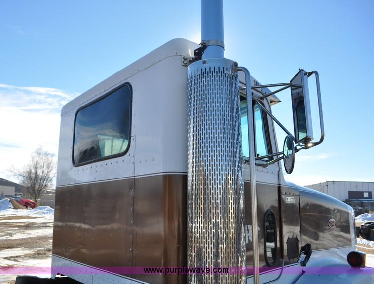 image for item G7094 1992 Peterbilt 377 truck cab and chassis