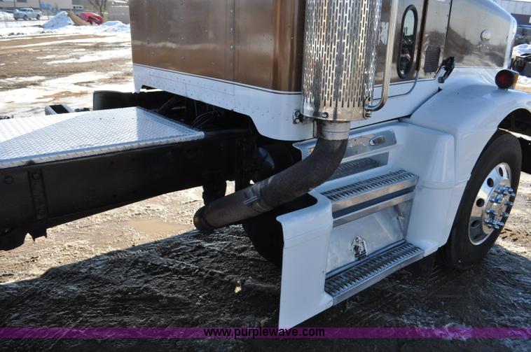 image for item G7094 1992 Peterbilt 377 truck cab and chassis