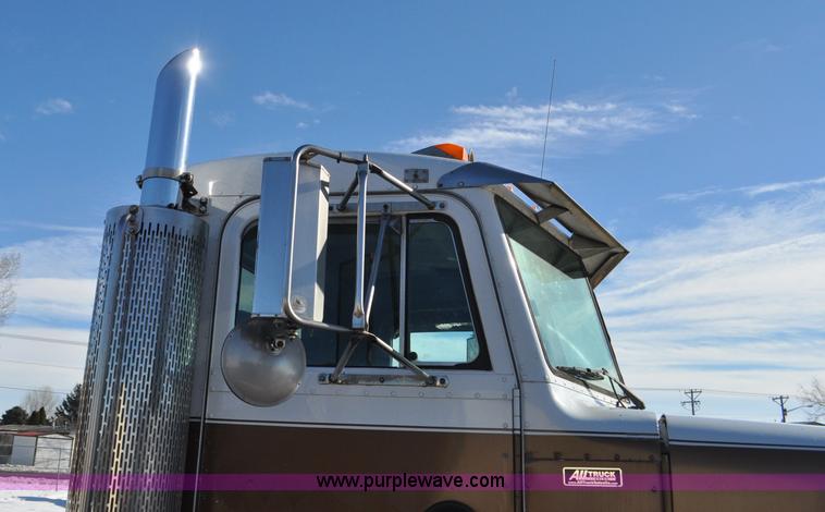 image for item G7094 1992 Peterbilt 377 truck cab and chassis
