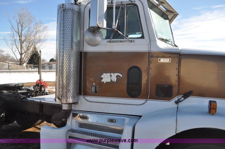 image for item G7094 1992 Peterbilt 377 truck cab and chassis