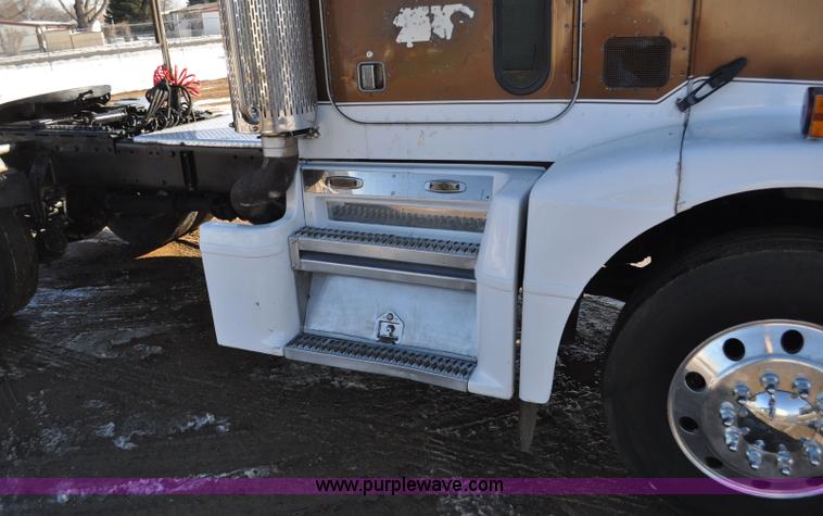 image for item G7094 1992 Peterbilt 377 truck cab and chassis