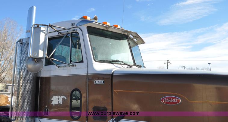 image for item G7094 1992 Peterbilt 377 truck cab and chassis