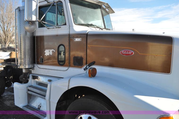 image for item G7094 1992 Peterbilt 377 truck cab and chassis
