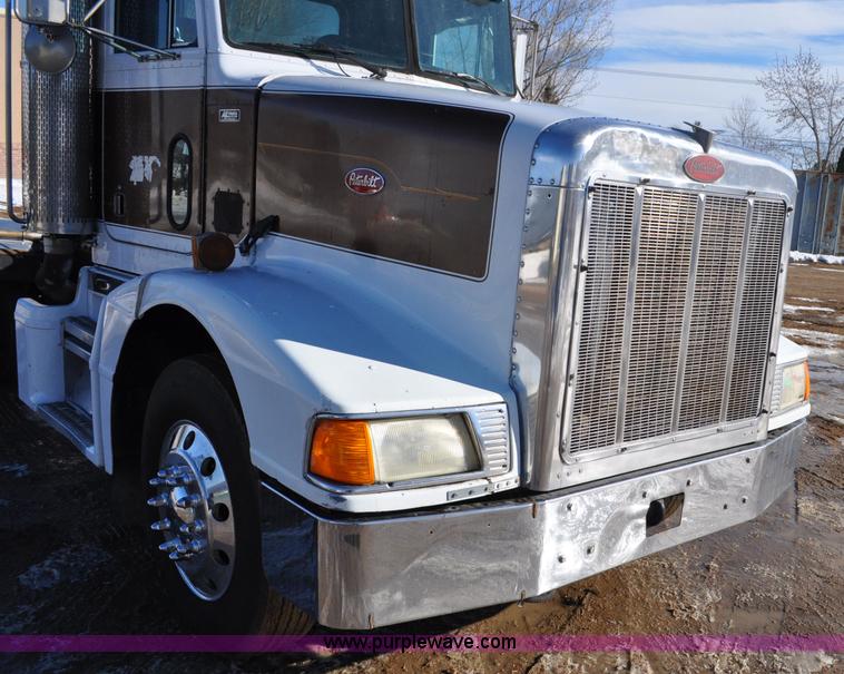 image for item G7094 1992 Peterbilt 377 truck cab and chassis