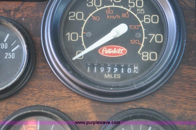 image for item G7094 1992 Peterbilt 377 truck cab and chassis